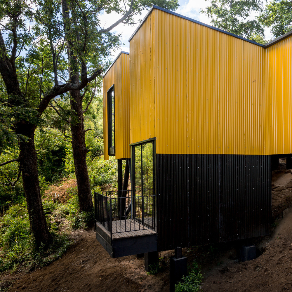 Yellow House — detalle de estructura de acero sobre pilotes, arquitecto Alejandro Soffia